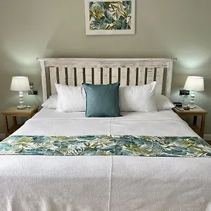 https://the-runway-lodge.maheislandhotels.com